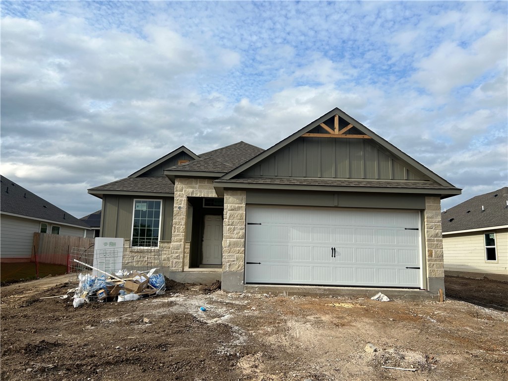 a view of a house with backyard