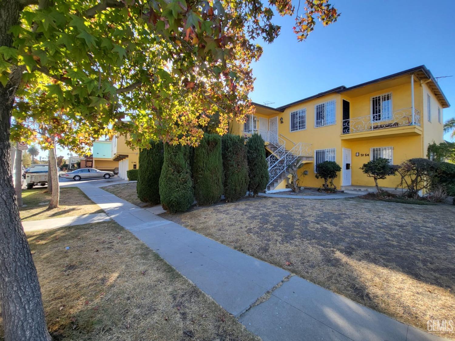 a view of a house with backyard