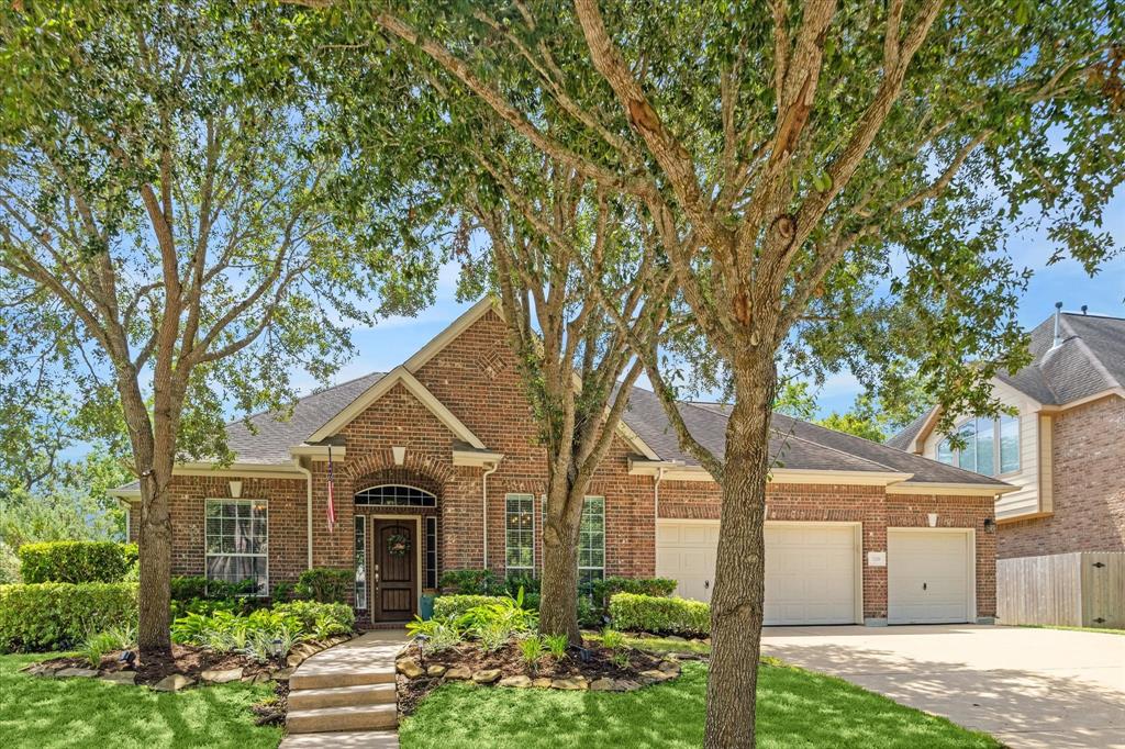 3218 Round Meadow Lane -Fabulous one story located on cul-de-sac street in popular Sienna Village of Waters Lake.