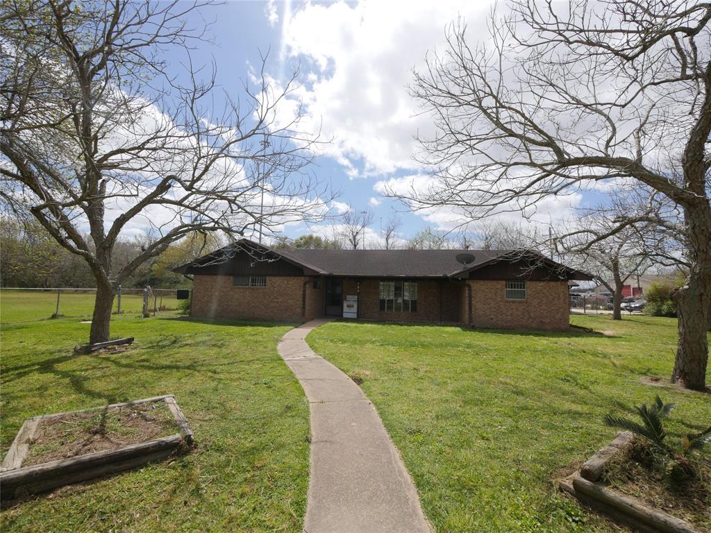 a view of a yard in front of house