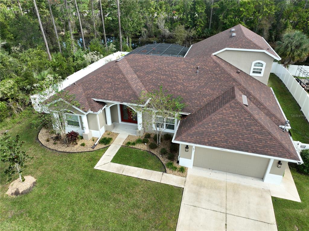 a view of a house with backyard and garden