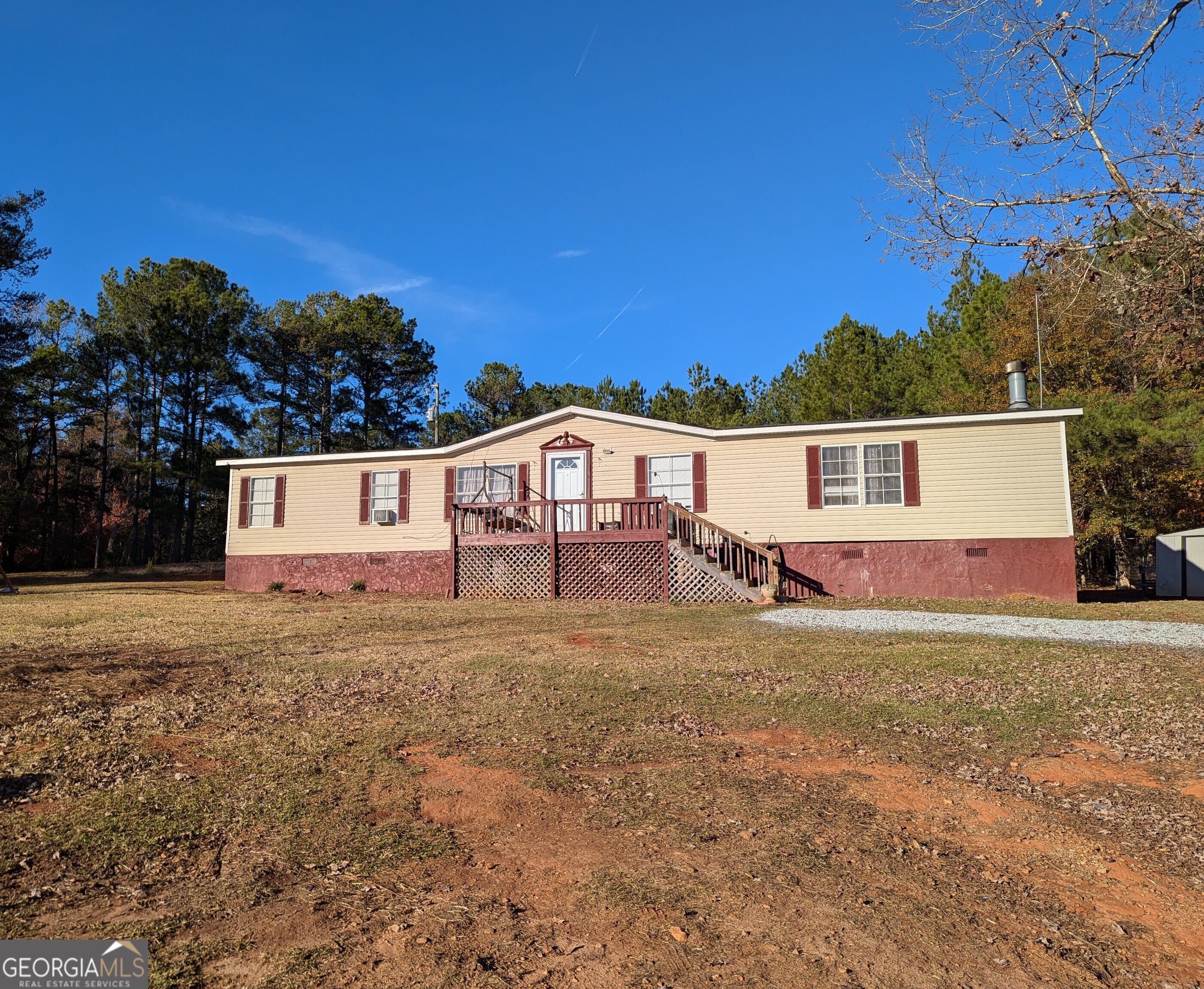 a view of a house with a yard