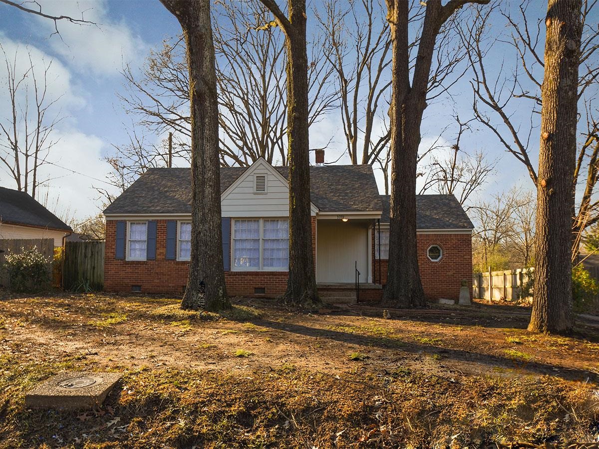 a view of a house with a yard