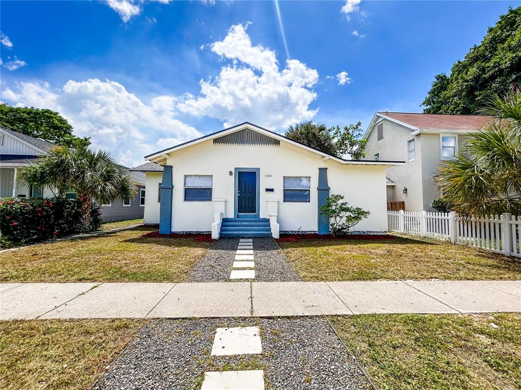 a view of a yard in front of a house