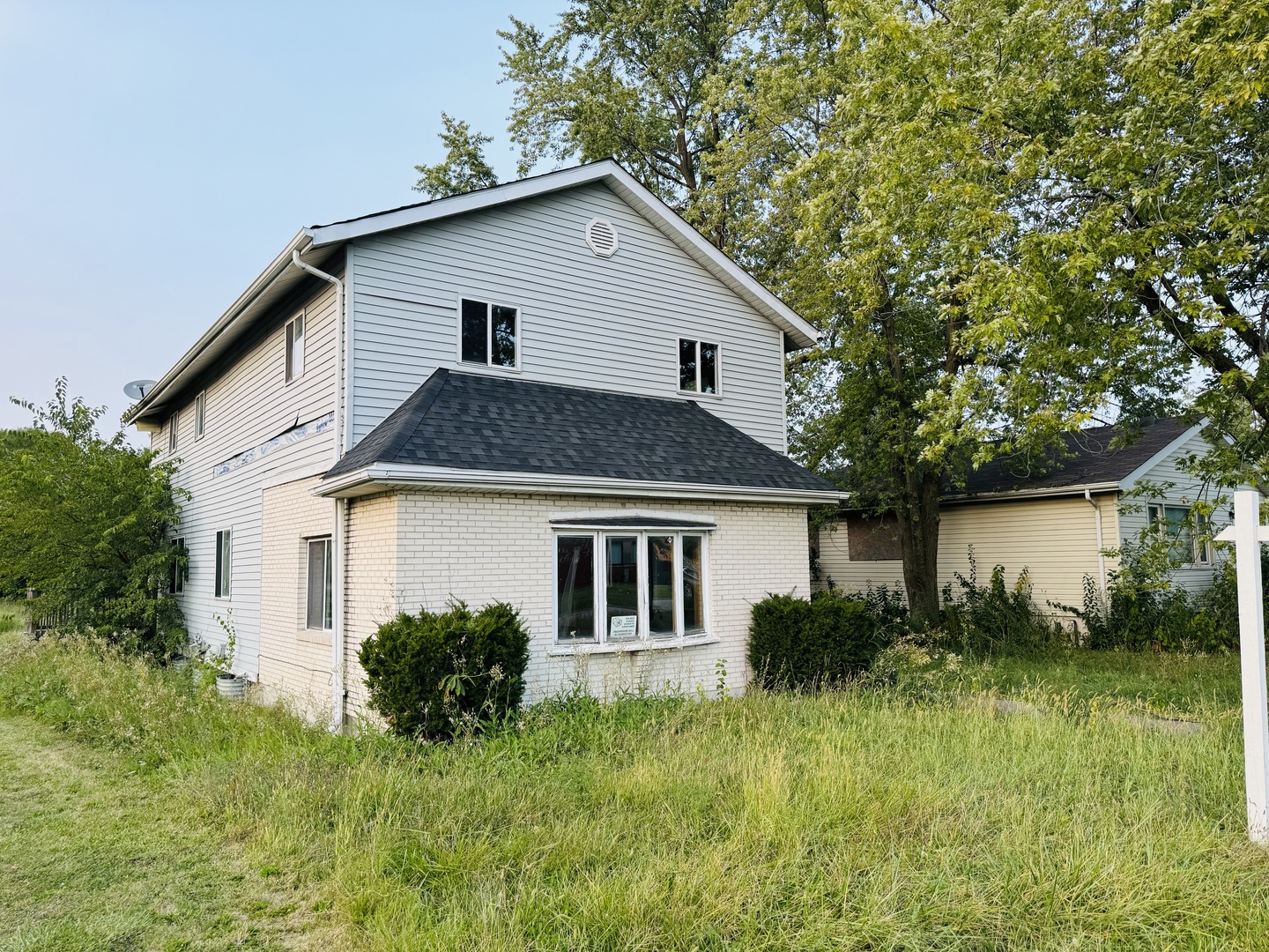 a view of a yard in front of house