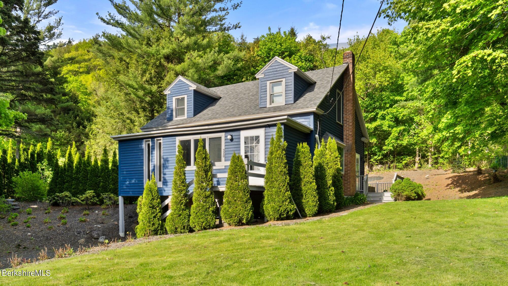 a view of outdoor space yard and porch