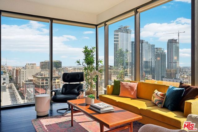 $838,000 | 655 South Hope Street, Unit 1604 | Downtown Los Angeles