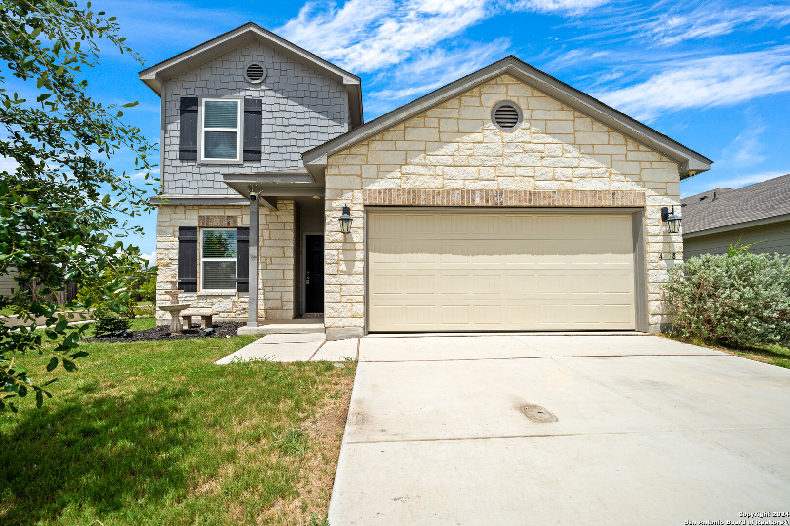 a view of a house with yard