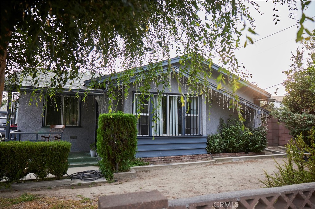 a view of a house with backyard and plants