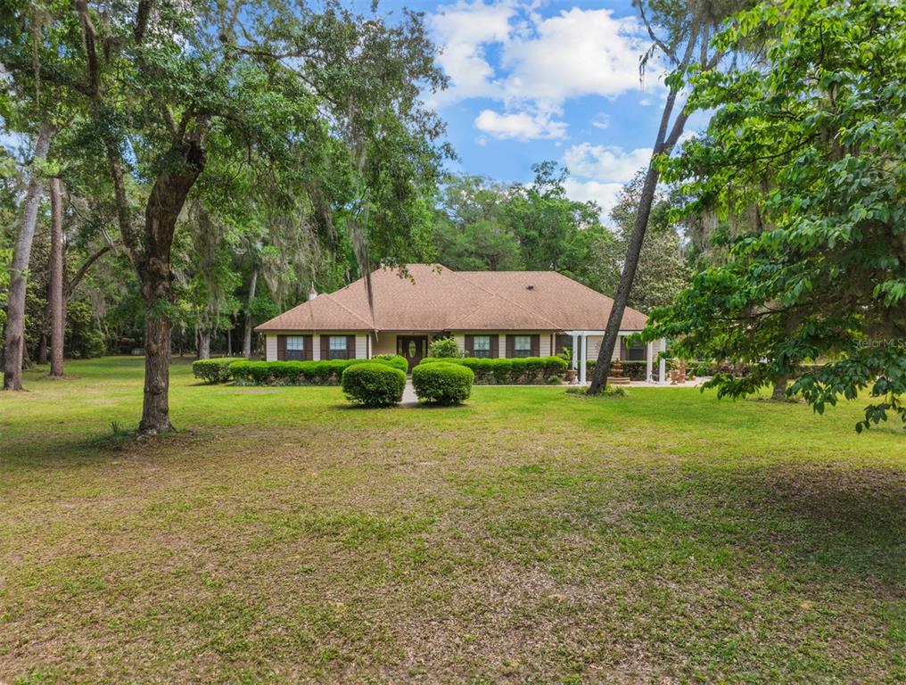 a view of a house with a yard