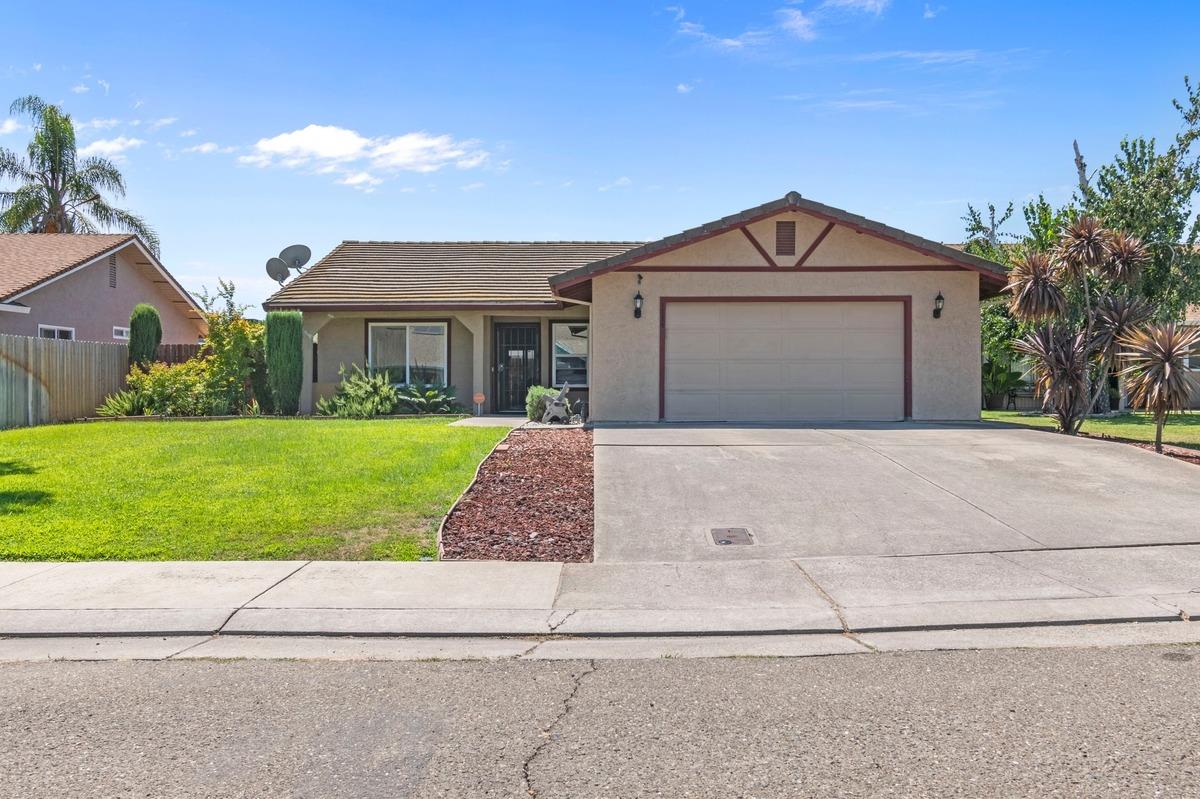 a front view of house with yard and garage