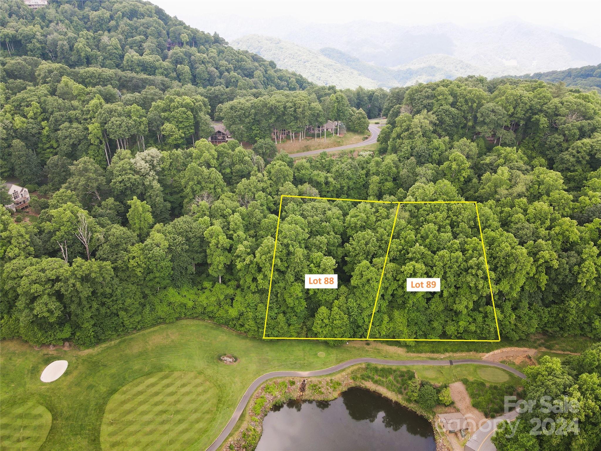 a view of a back yard