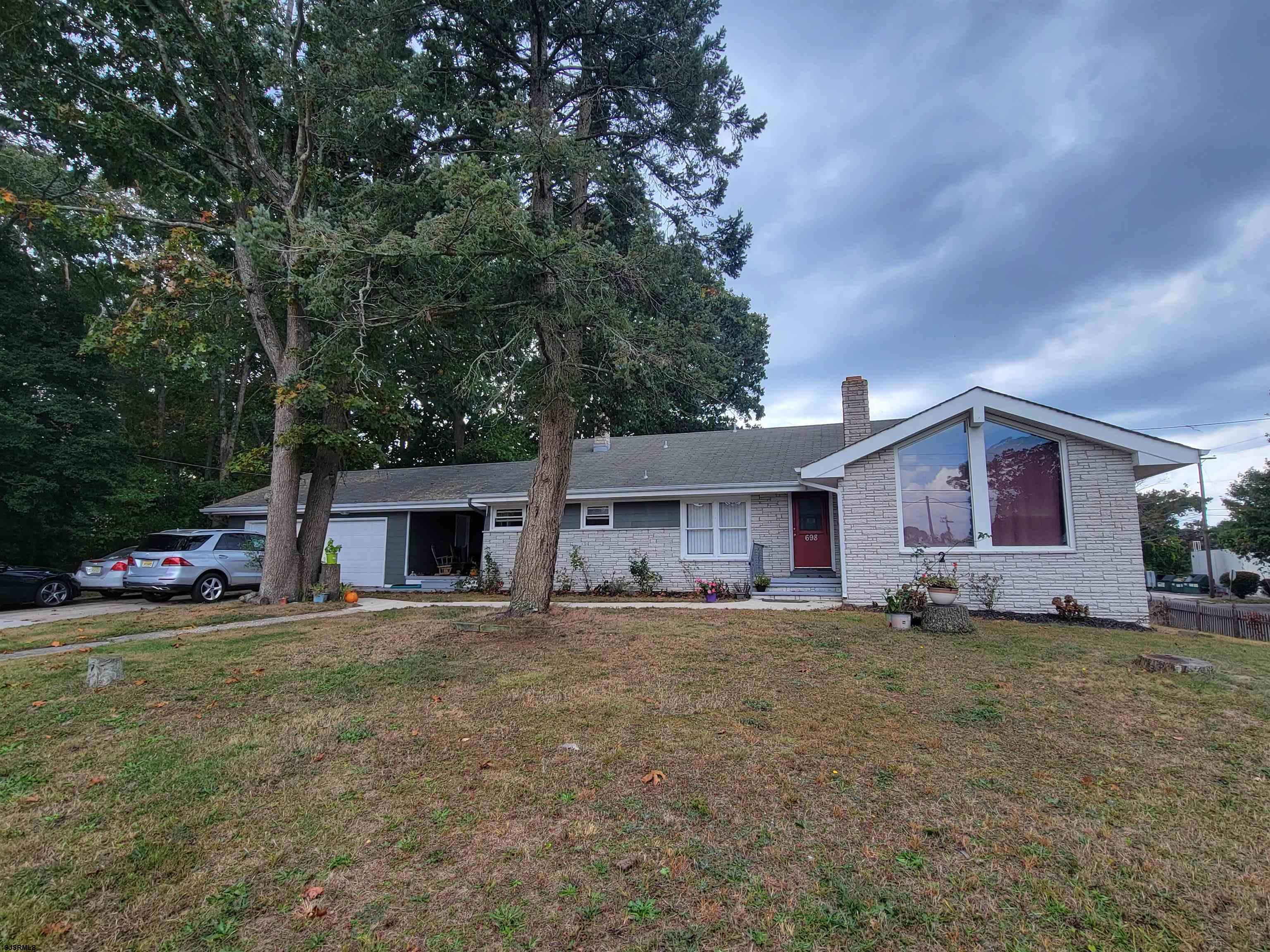 a view of a house with a yard