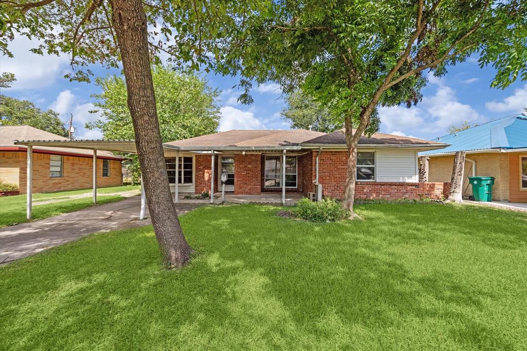 a view of a house with a backyard