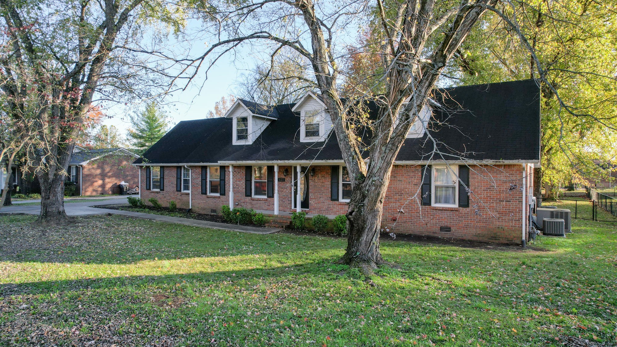 a view of a yard in front of a house