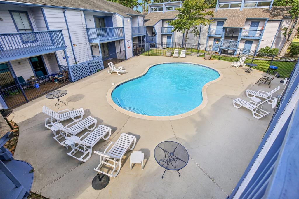 a view of a swimming pool with seating space