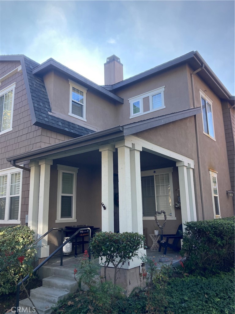 a front view of house with yard