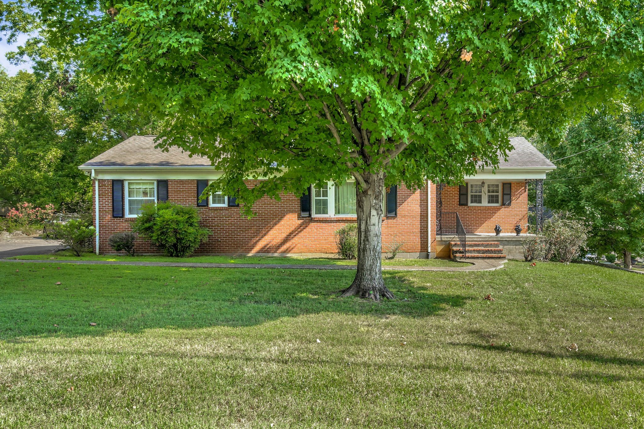 Prime location in downtown Franklin in Highland Gardens. Revitalization happening in one of  Franklin's first subdivisions.   Perfect Renovation Project or Tear Down for the Lot.