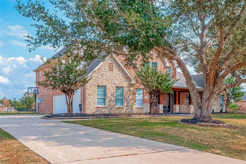 Extra long driveway for ample parking