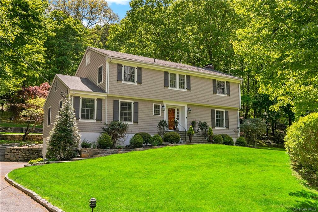 a view of a house with backyard and garden