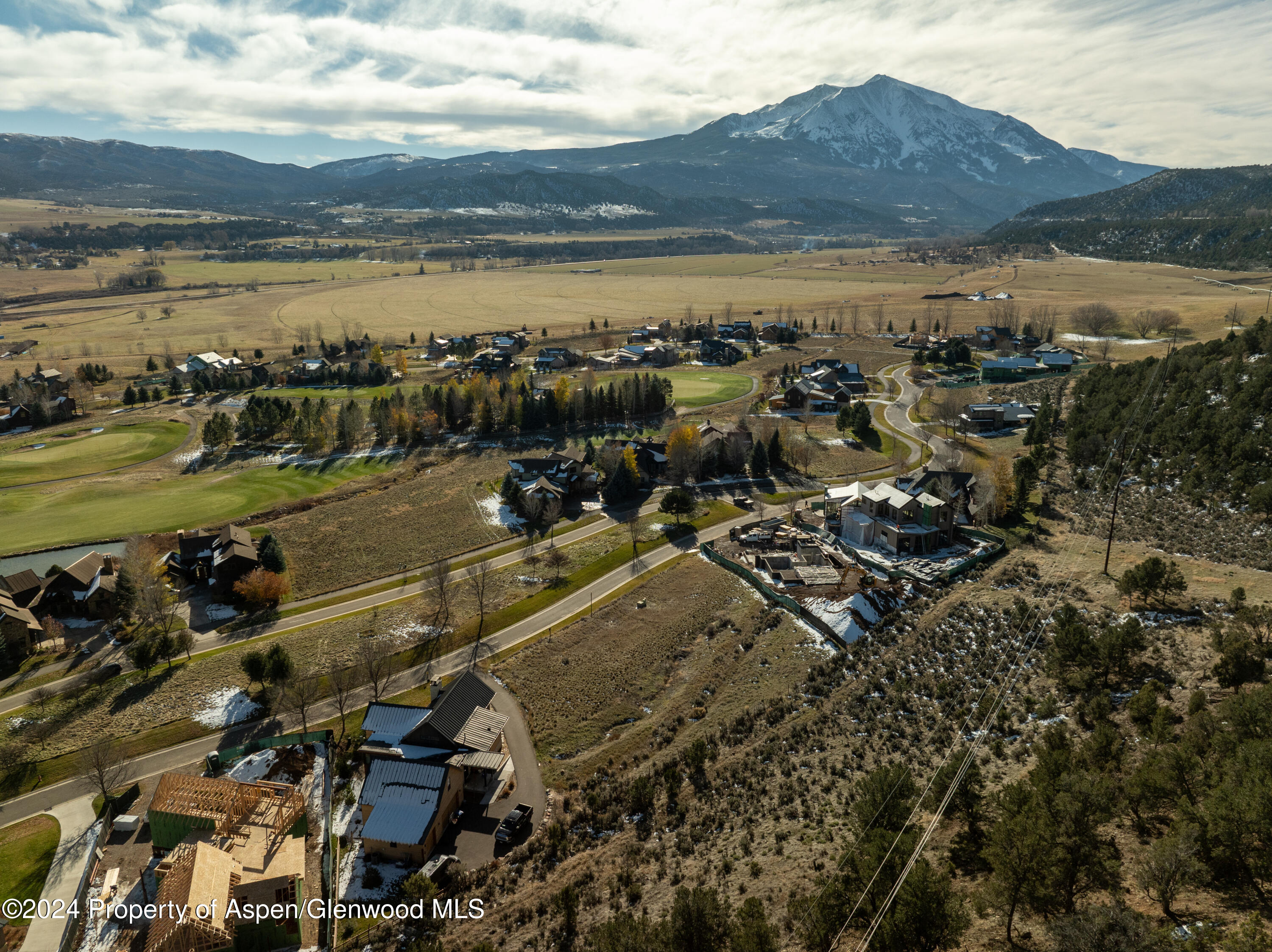 an aerial view of residential building and lake