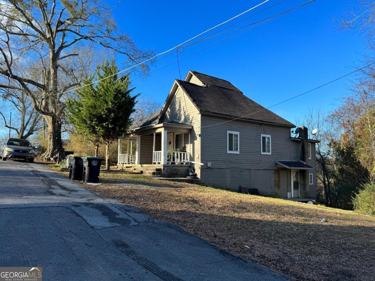 a view of a house with a yard