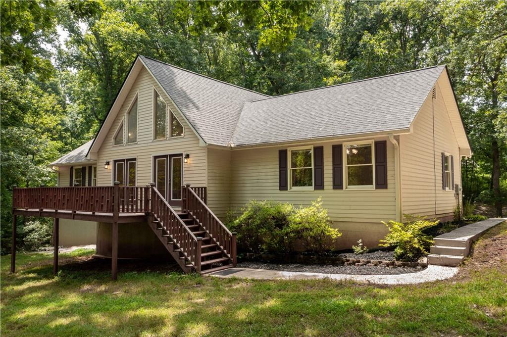 a view of a house with a yard