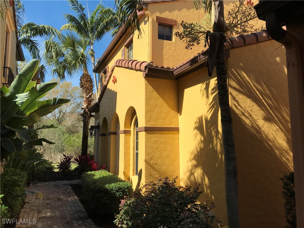 a view of a back yard of the house