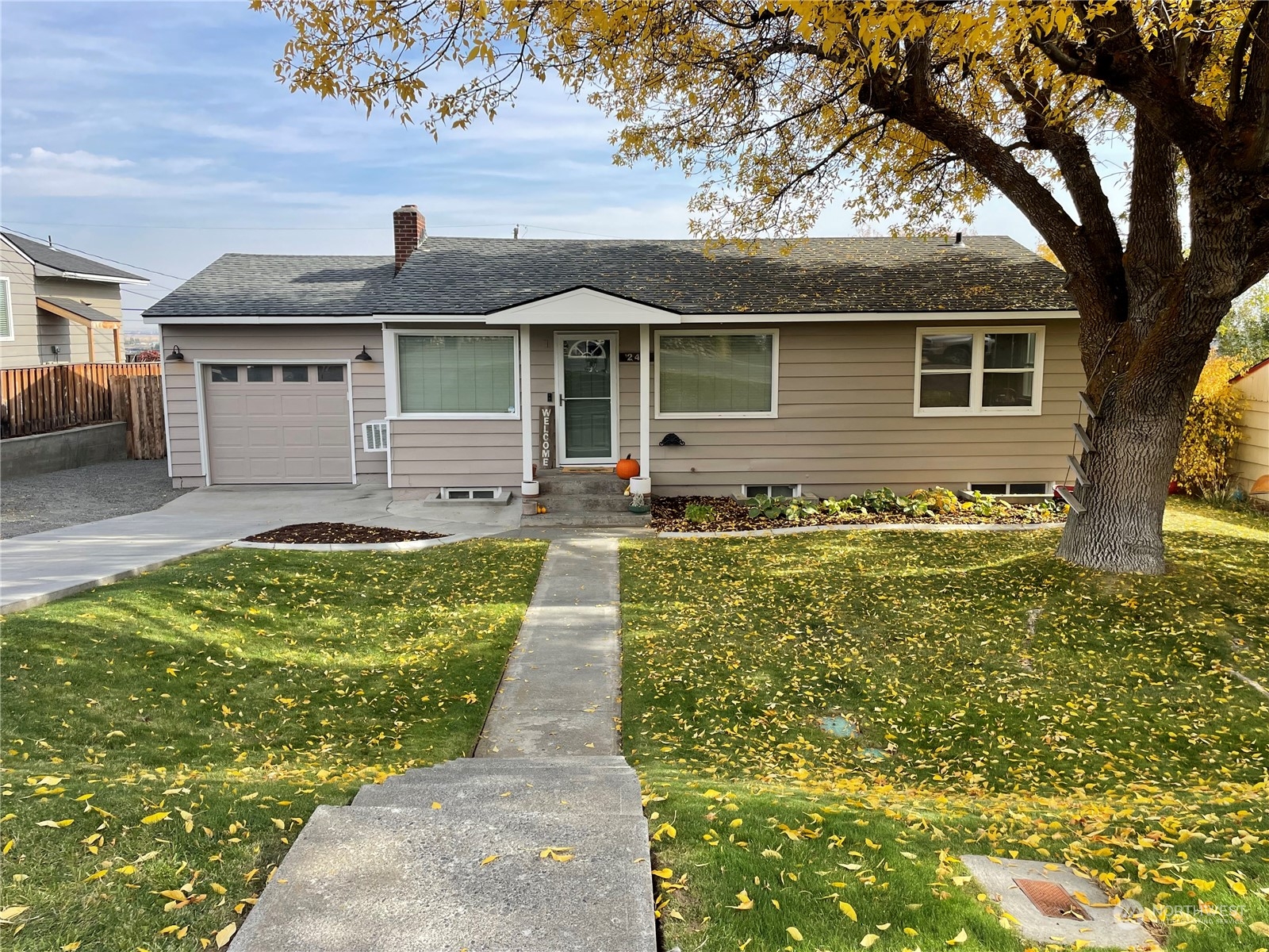 a front view of house with yard