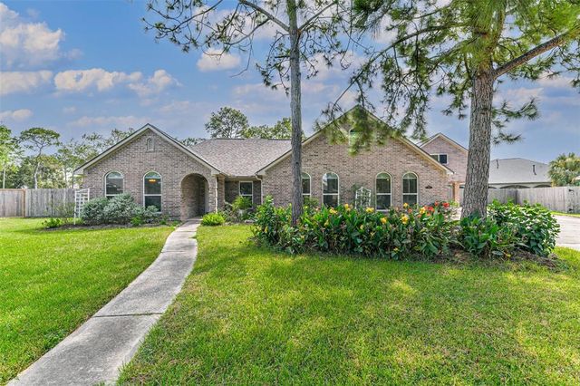 $688,000 | 700 Piney Ridge Drive | The Forest of Friendswood