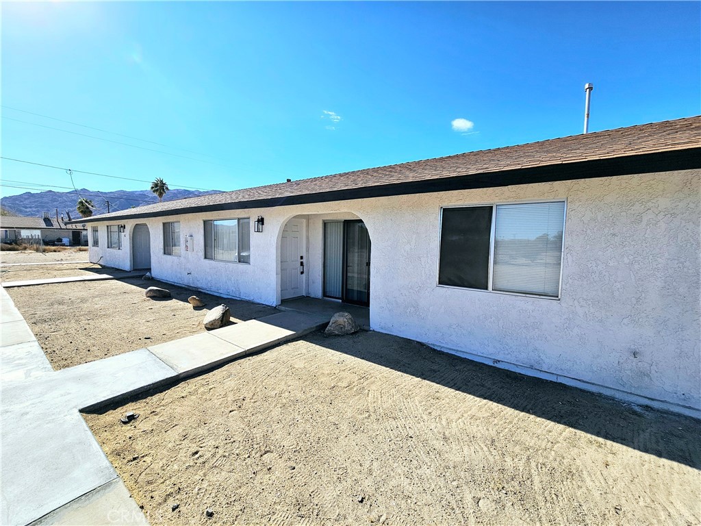 a view of a house with a backyard