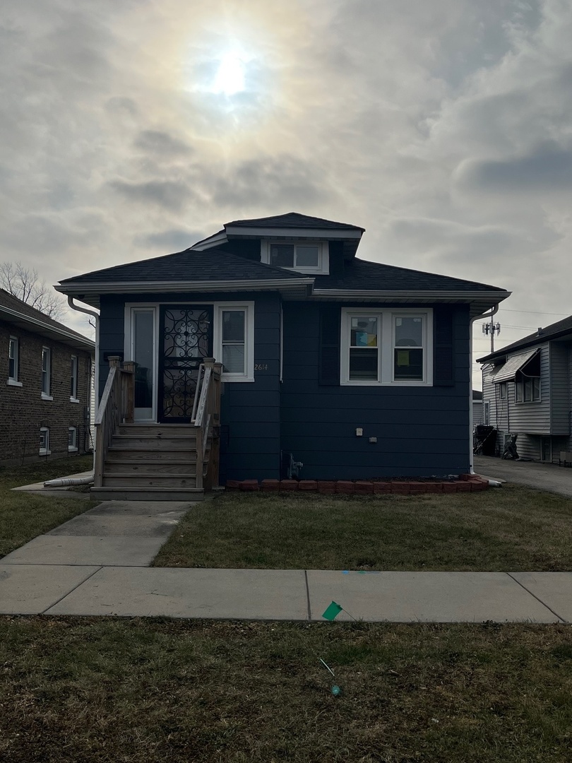 a view of house with yard