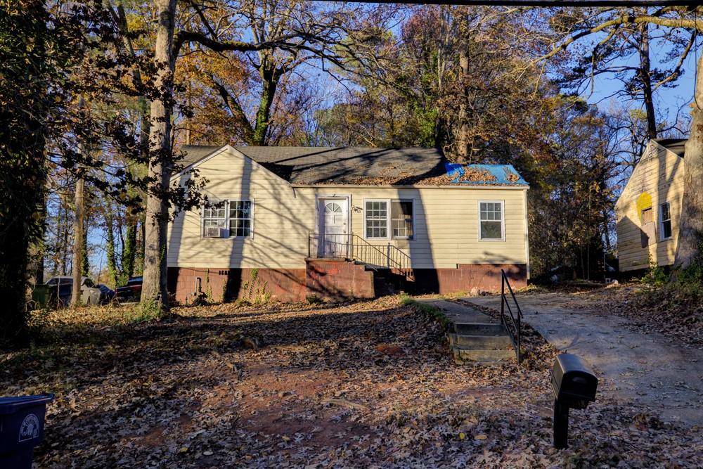 a view of a house with backyard