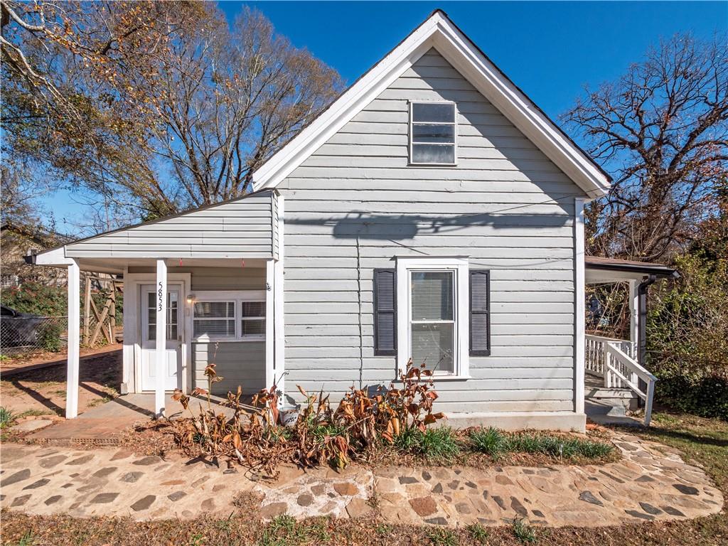 a view of a house with a yard