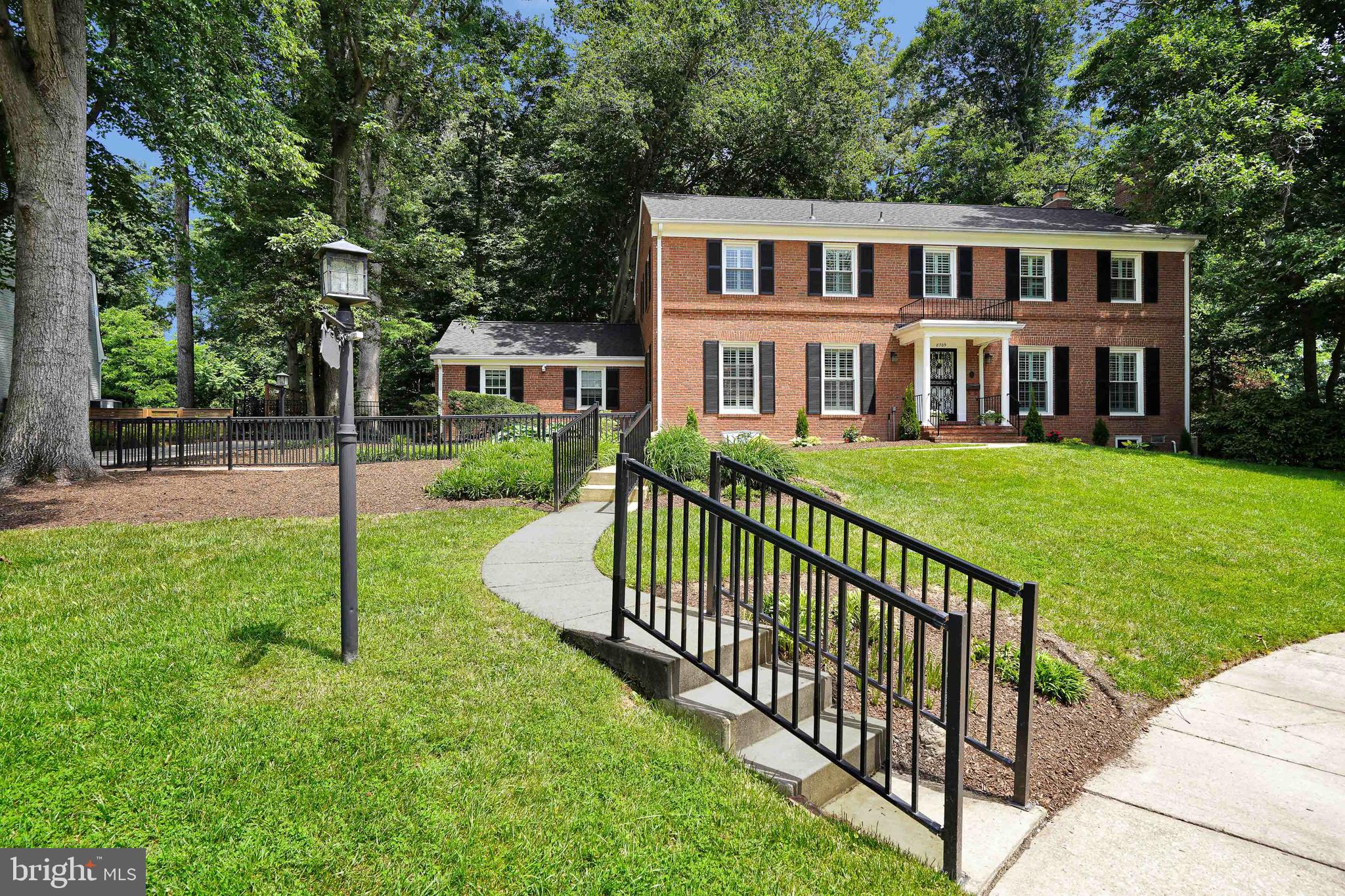 a view of a house with backyard and garden