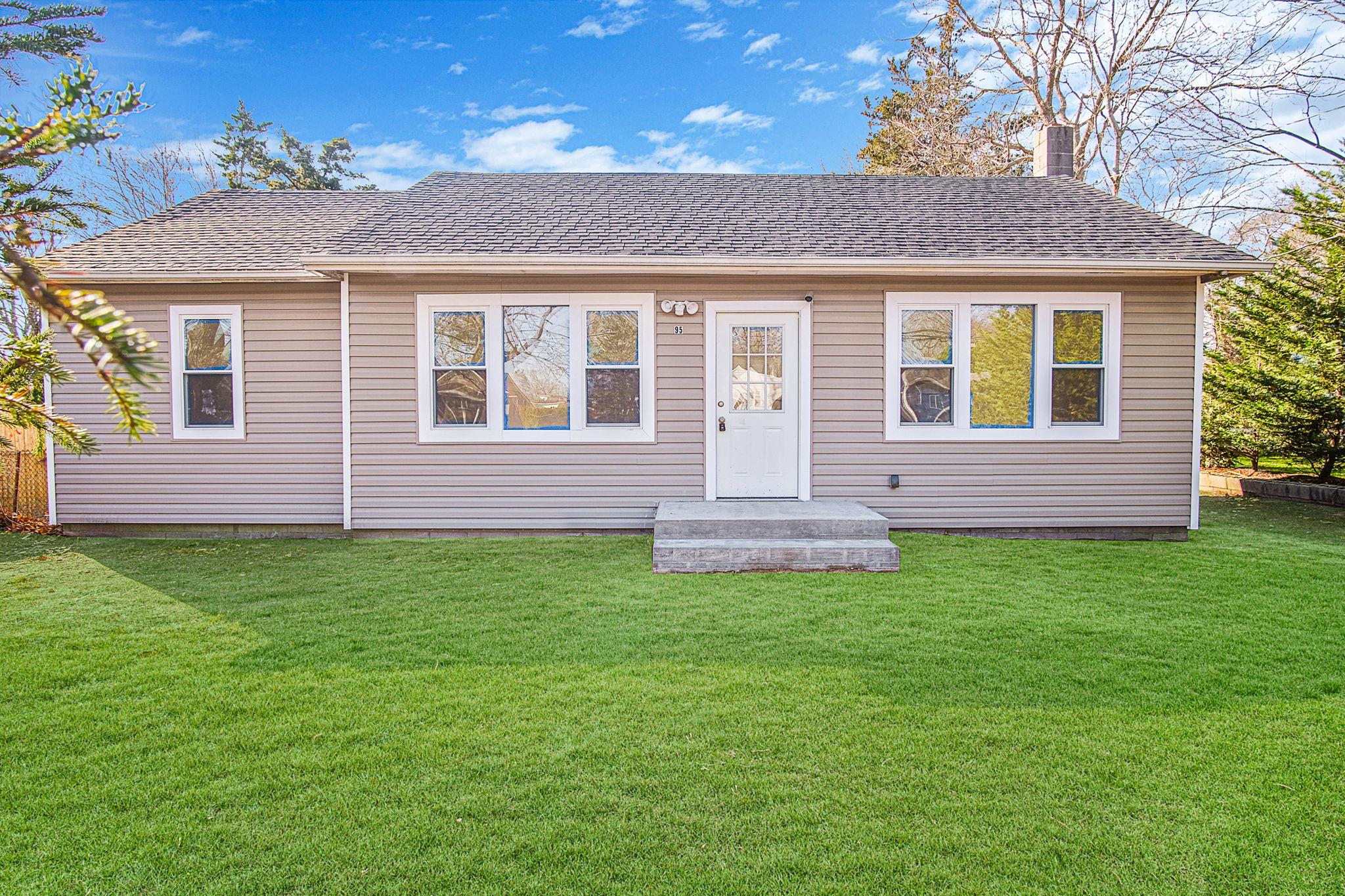 View of front of property featuring a front yard