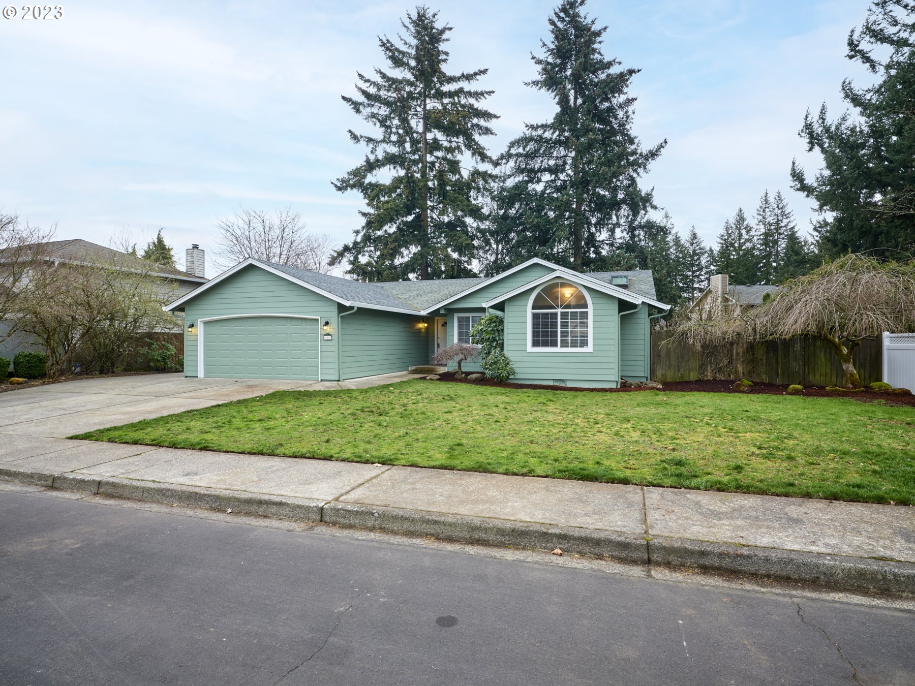 a view of front of a house with a yard