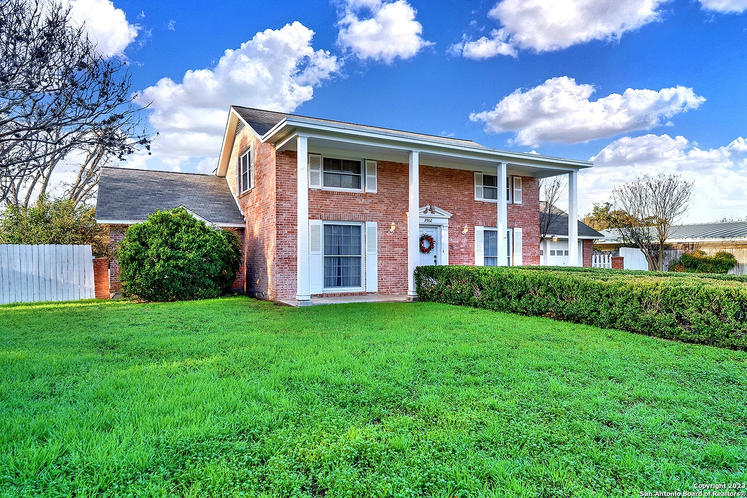 a view of a yard in front of house