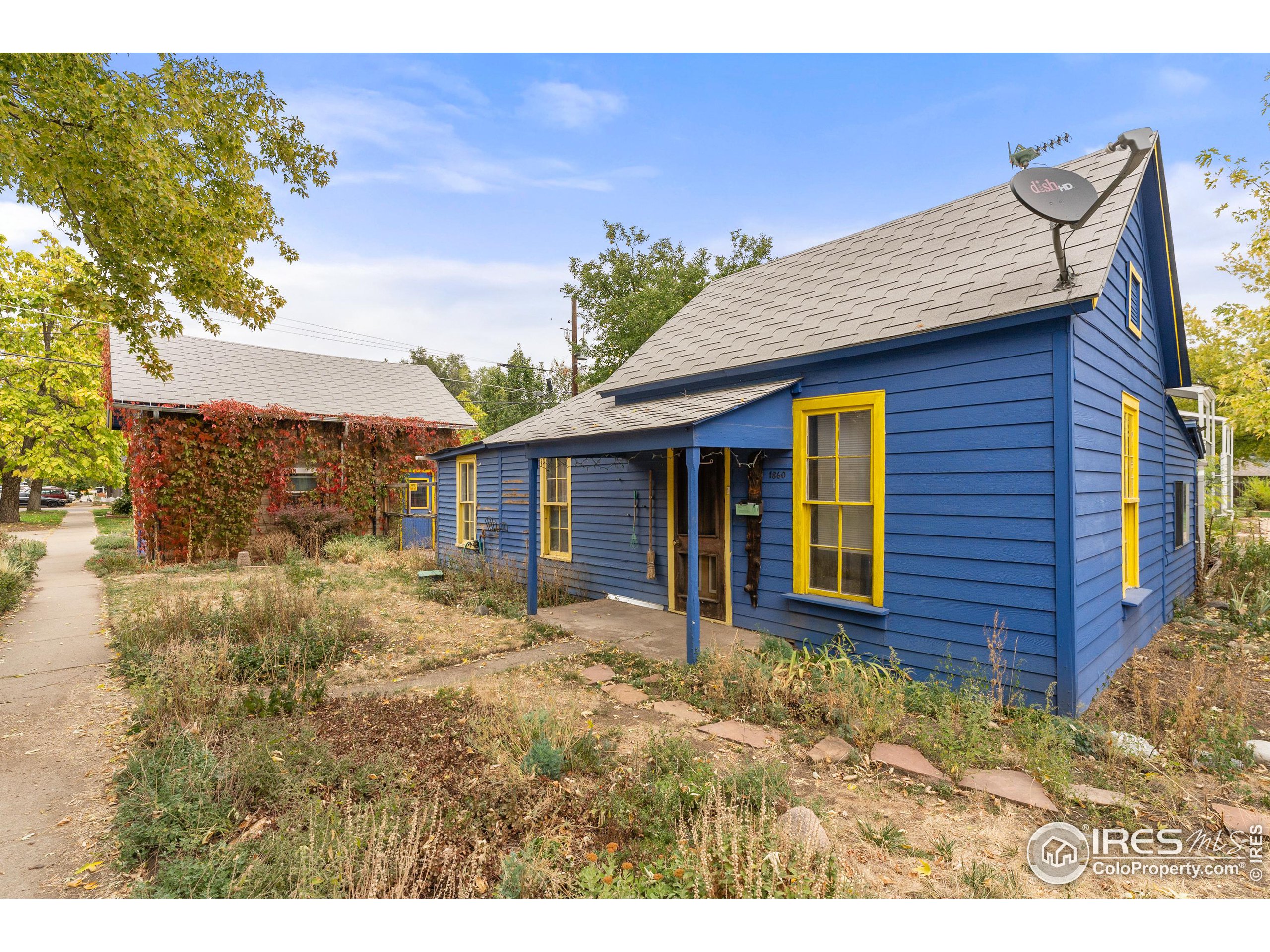 a view of a house with a yard