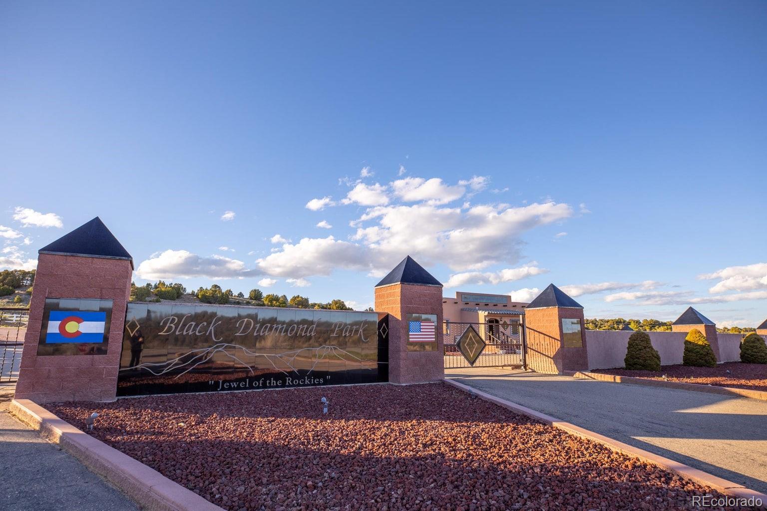 a view of residential houses with sky view