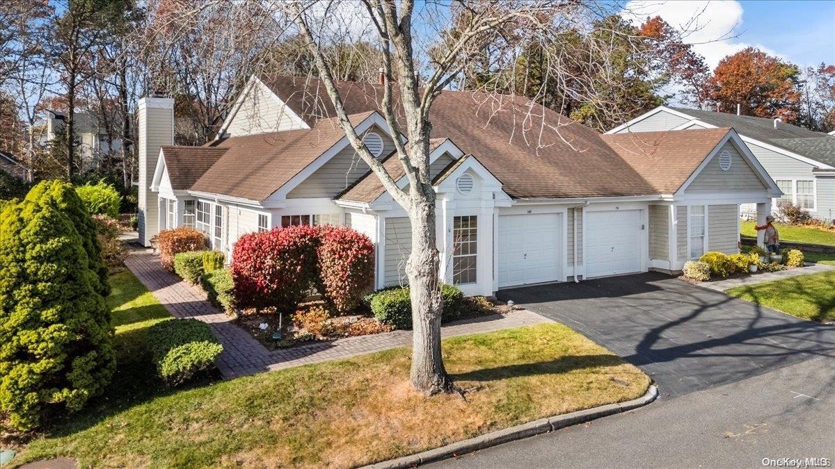 a view of a house with backyard