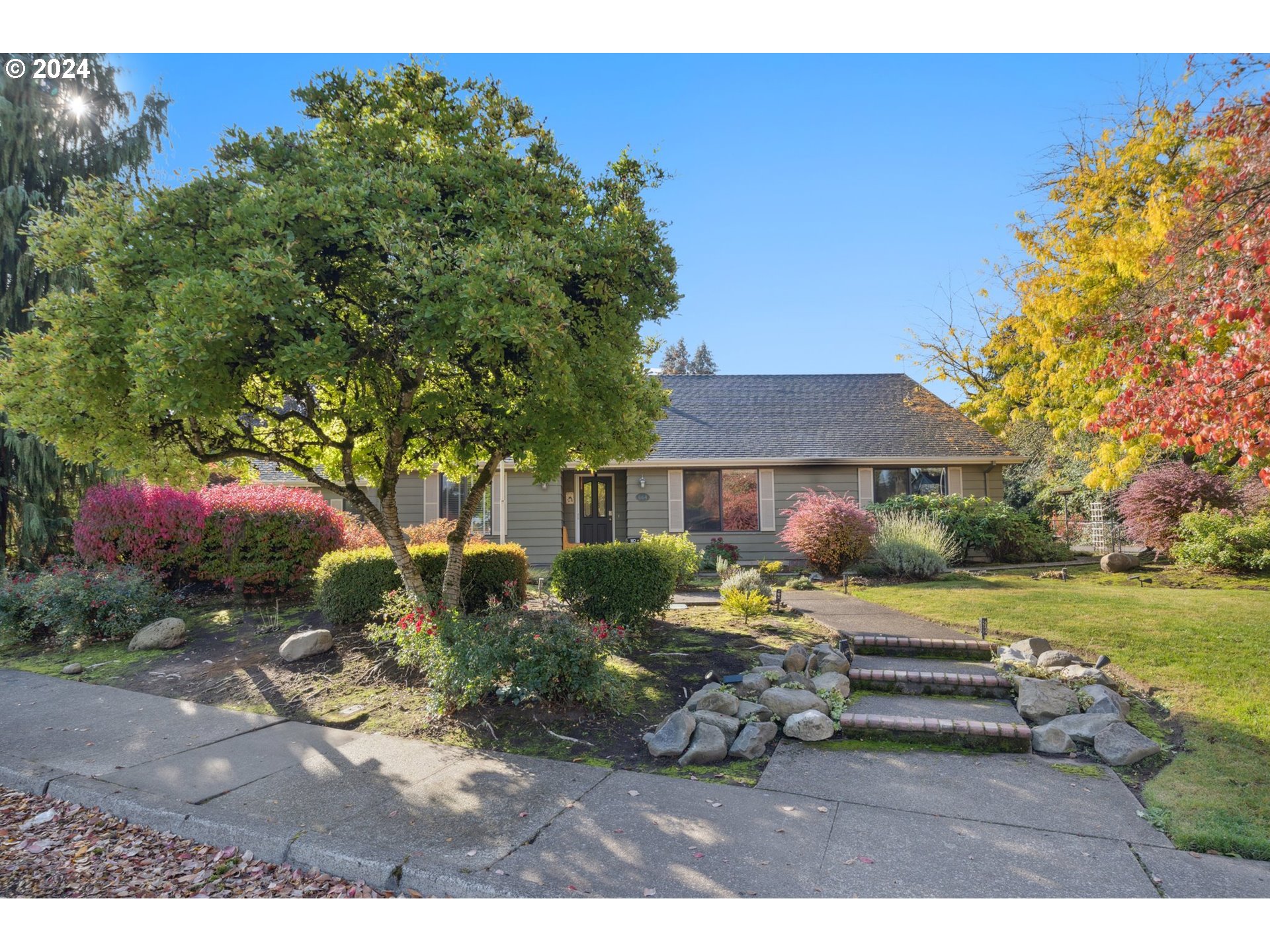 a view of a house with backyard and sitting area