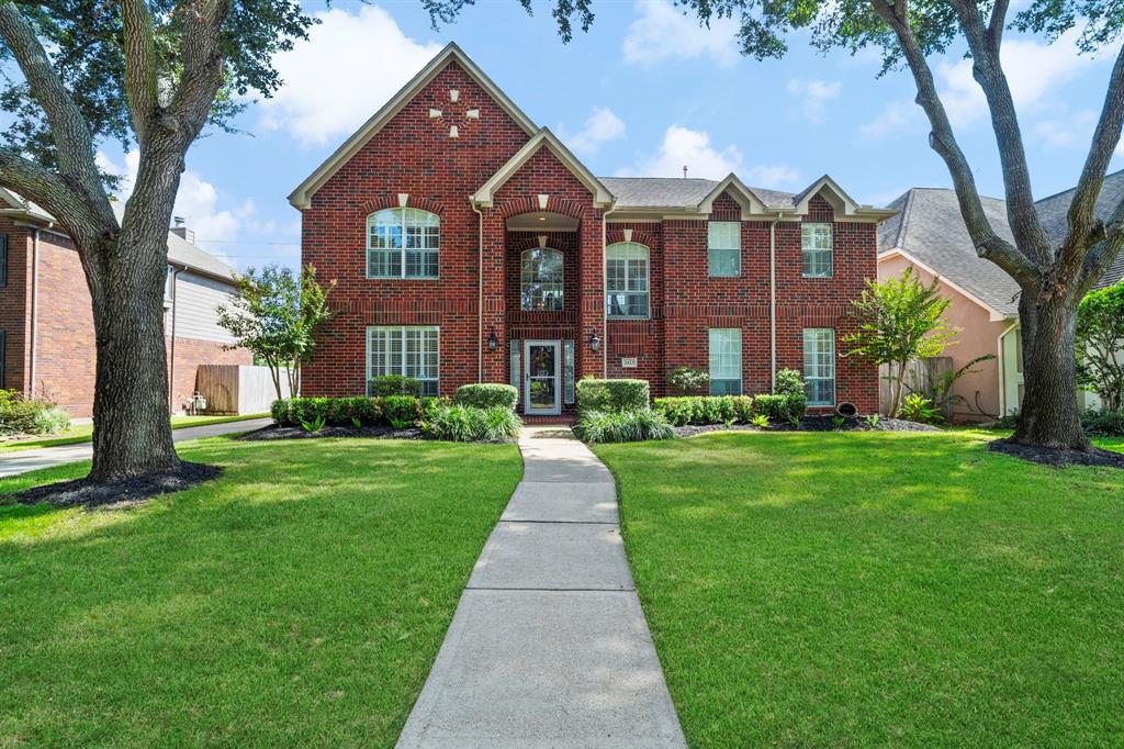 Located on a quiet cul-de-sac in the sought-after Kelliwood Gardens, the spacious driveway and well-maintained landscaping provide a picturesque welcome to this gorgeous home.