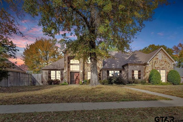 $825,000 | 2027 Dueling Oaks Drive | Southwest Tyler