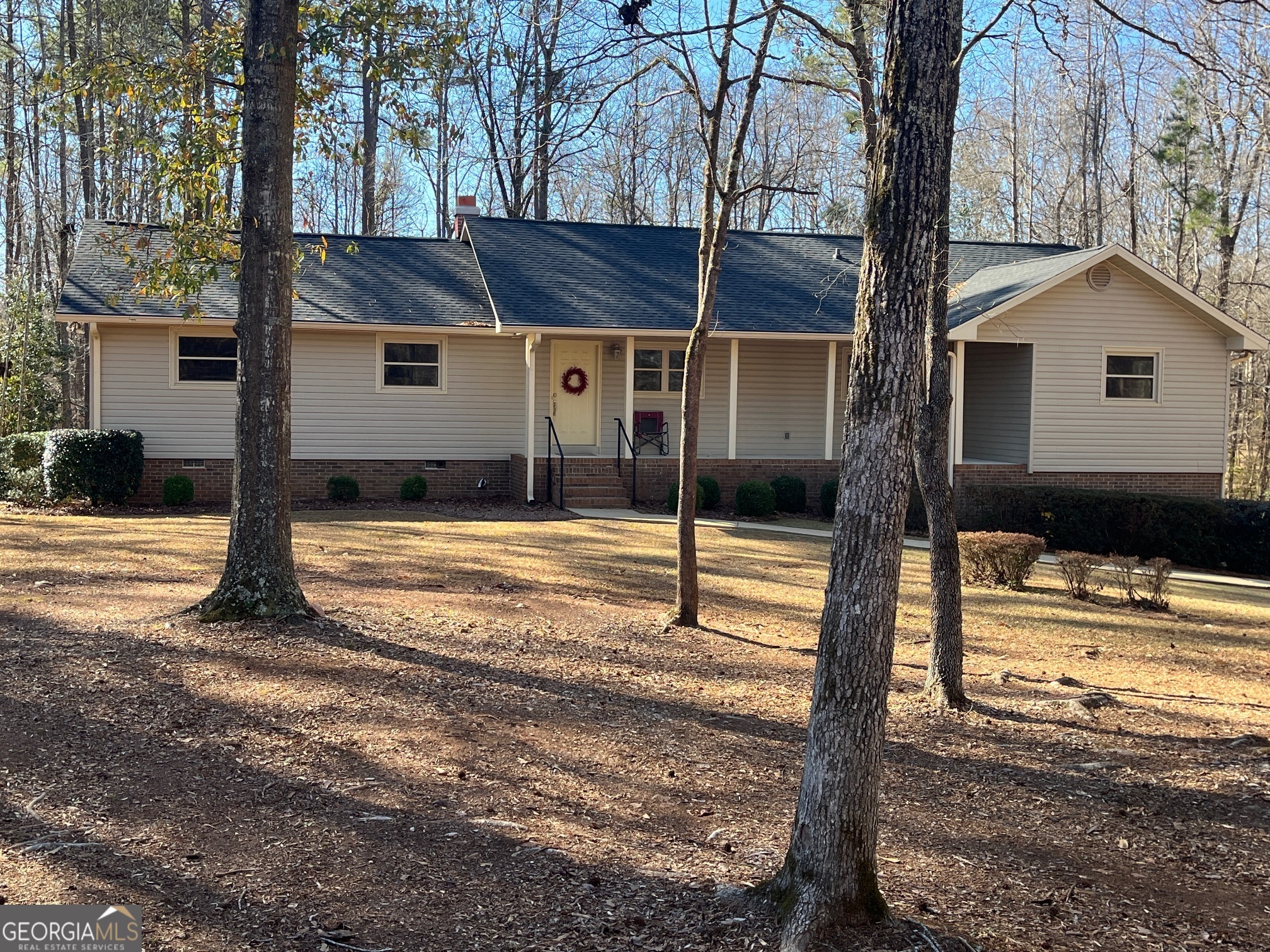 a view of a house with a yard