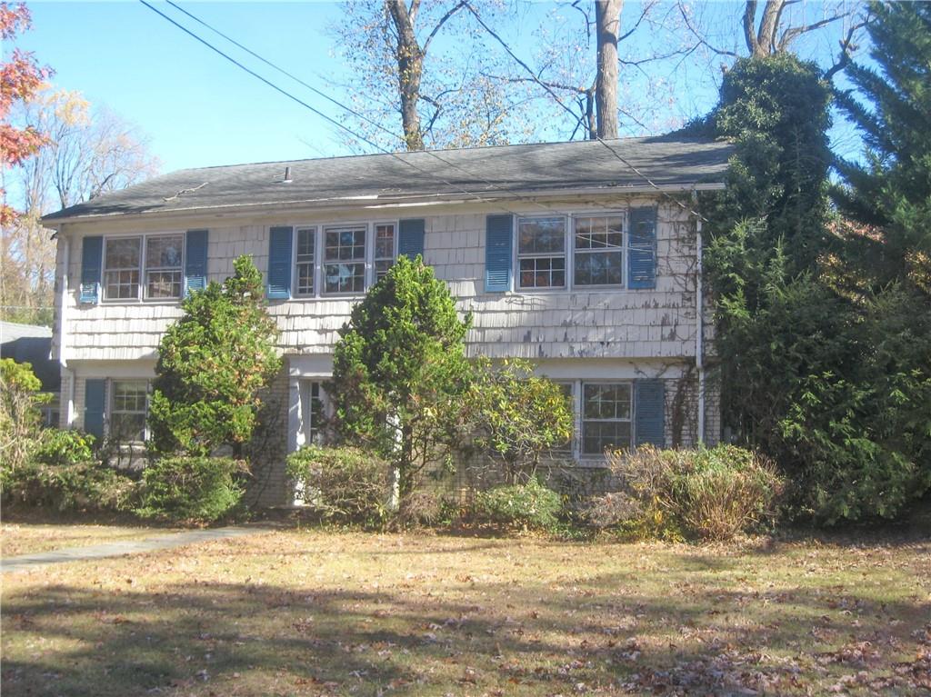 View of front facade featuring a front yard