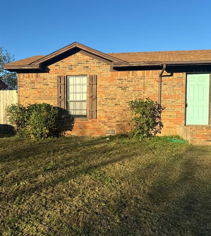 a front view of house with yard