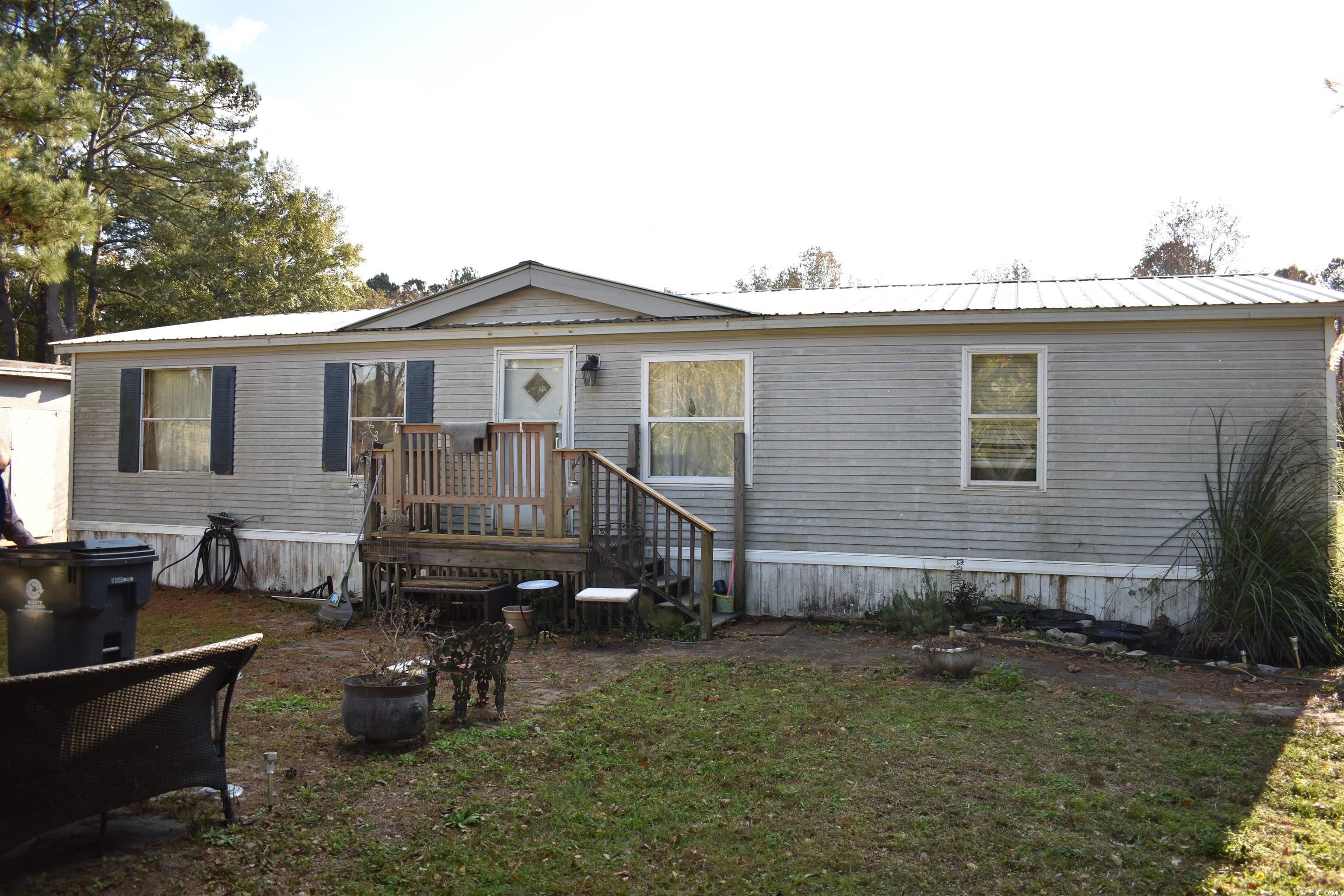 Manufactured / mobile home featuring a front yard