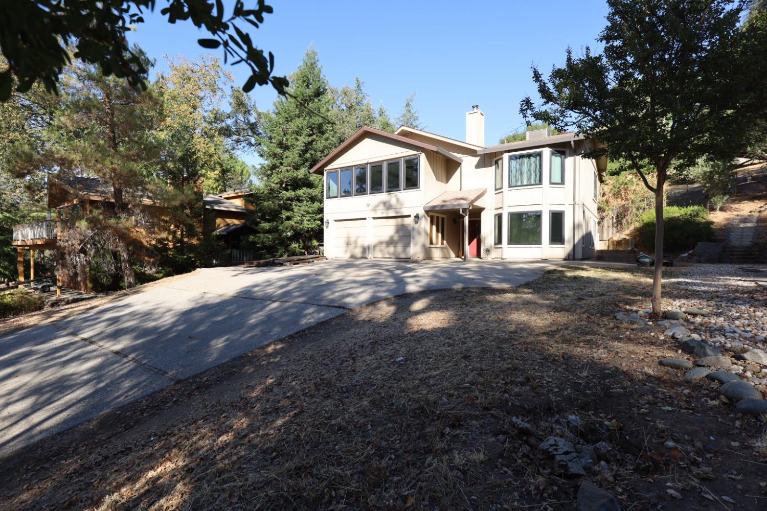 a view of a yard in front of house