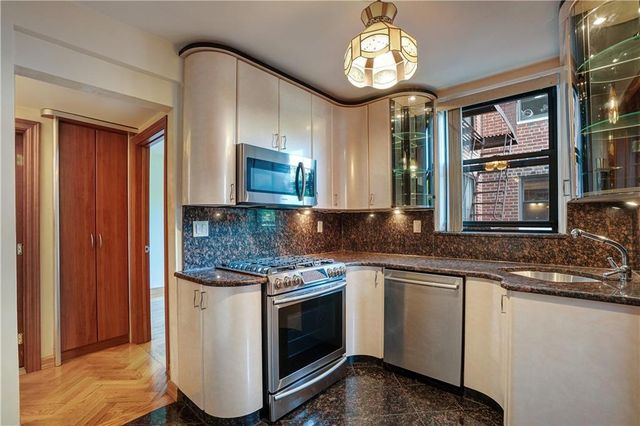 $419,000 | 1580 East 18th Street, Unit 3F | Midwood